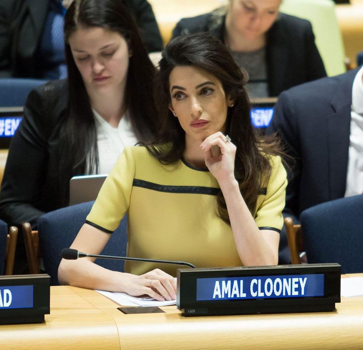 Amal Clooney ya luce su embarazo