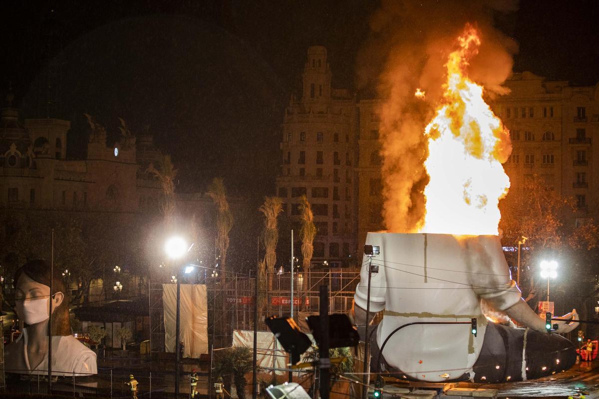 Crema de la falla del ayuntamiento de valencia 2020 a puerta cerrada por la suspension.
