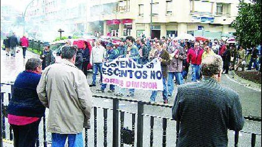 Protesta, ayer, de los trabajadores municipales por las calles de Pola de Siero.