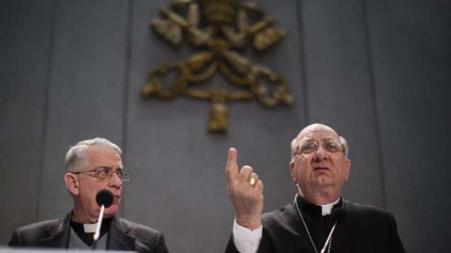 El portavoz vaticano, Federico Lombardi, y el arzobispo Pier Luigi Celata, ayer, en la Santa Sede. / efe