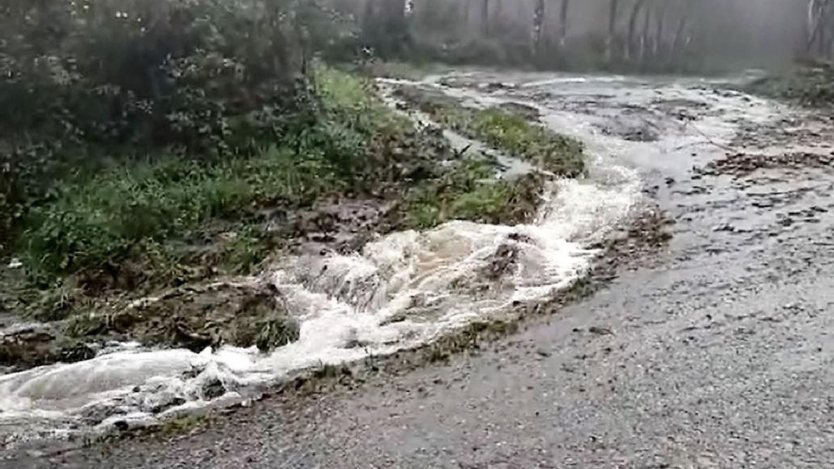 Uno de los torrentes de agua que atravesó la carretera, grabado por un residente