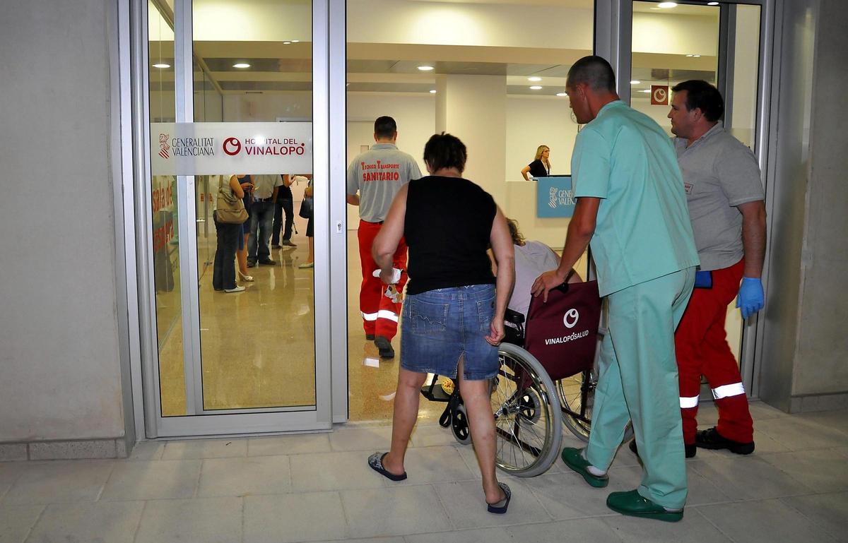 Un paciente, entrando a Hospital del Vinalopó