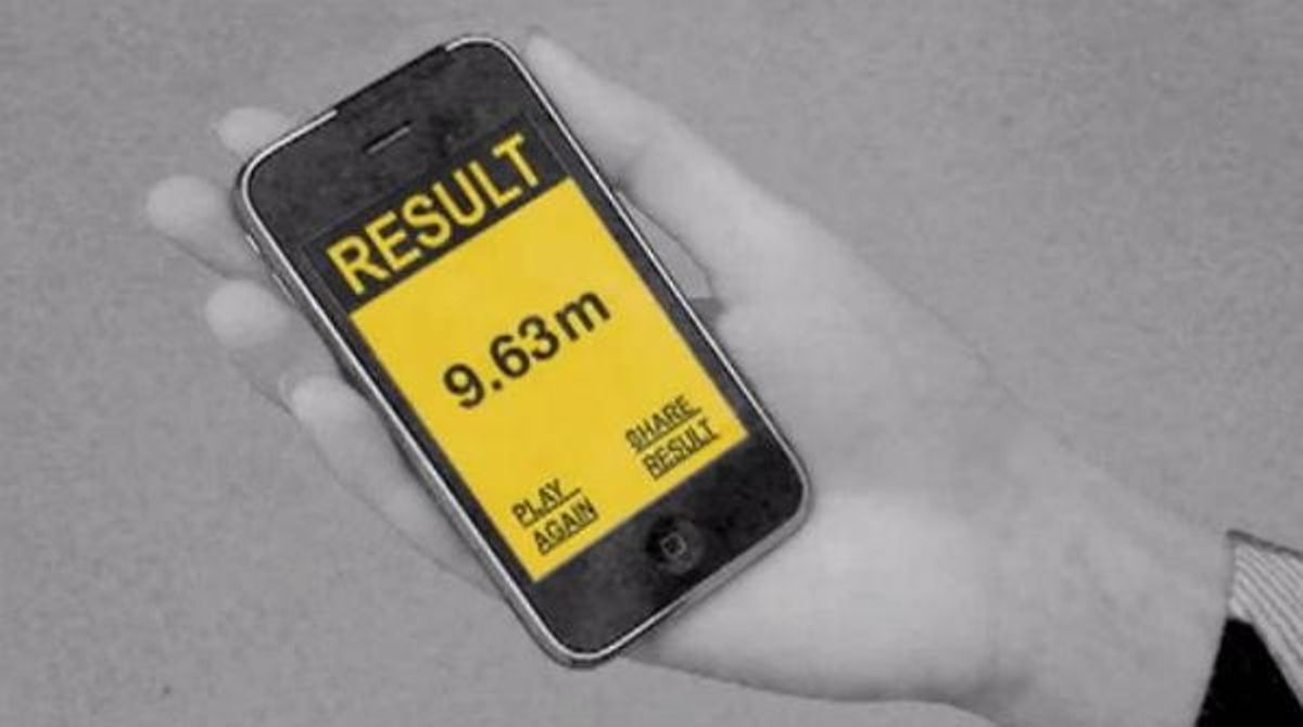 Vídeo promocional de ’Send me to heaven’, en què una noia llança enlaire un iPhone.