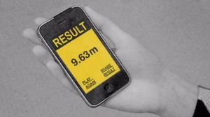 Vídeo promocional de ’Send me to heaven’, en què una noia llança enlaire un iPhone.