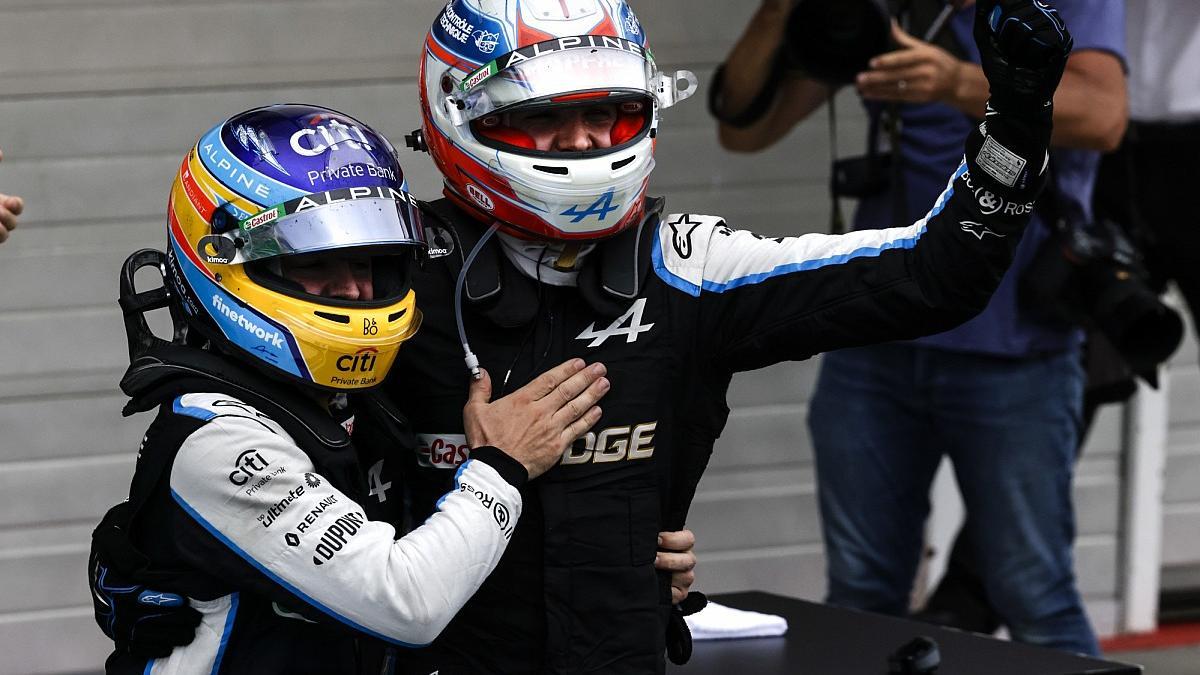 Alonso y Ocon celebran la victoria de este último en Hungría