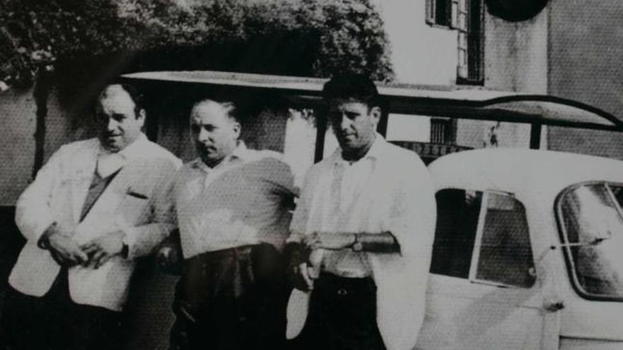 A la izquierda, Herminio Fernández, Matías Miangolarra y Serafín Pelayo, en 1964. A la derecha, sus respectivos hijos Chus, Jon y Cayetano. | ricardo solís