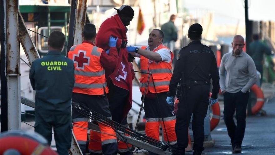 Rescatada una patera con 17 personas en medio de un fuerte oleaje en Cádiz