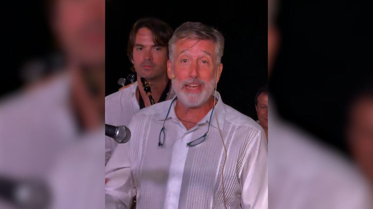 Emilio Aragón cantando en la boda de su hijo Nacho