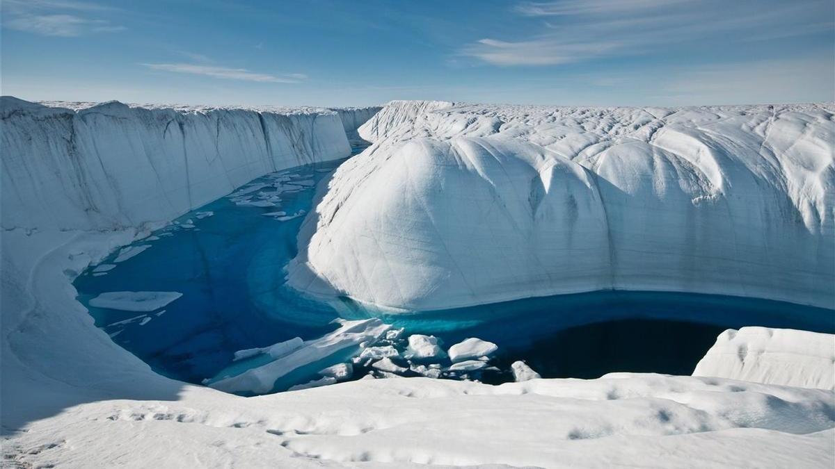 Canal creado por el flujo de hielo derretido en un glaciar de Groenlandia.