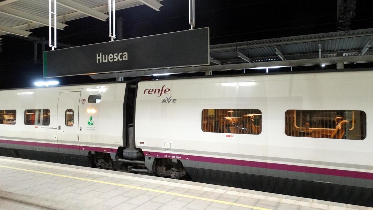 AVE en la estación de Huesca.
