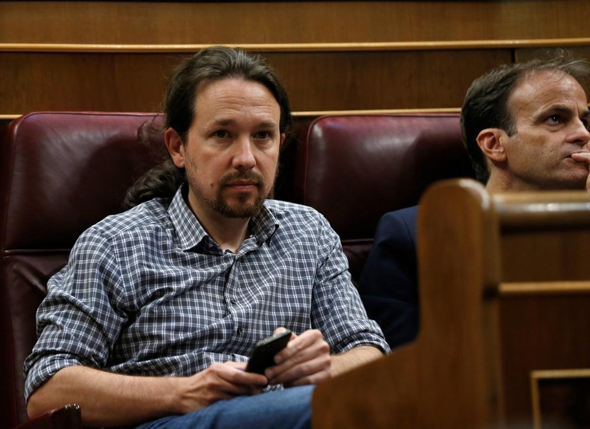 GR1052. MADRID, 22/07/2019.- El líder de Unidas Podemos, Pablo Iglesias (izda), en su escaño del hemiciclo del Congreso durante la primera jornada del debate de investidura, en la que afronta desde este lunes el debate que puede desembocar en su elección como presidente del primer Ejecutivo de coalición en la reciente historia de España, si cuaja el acuerdo de su partido (PSOE) con la coalición de izquierda Unidas Podemos (UP). EFE/Emilio Naranjo