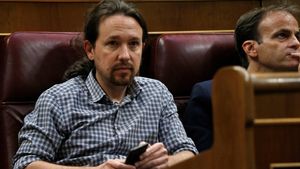 GR1052. MADRID, 22/07/2019.- El líder de Unidas Podemos, Pablo Iglesias (izda), en su escaño del hemiciclo del Congreso durante la primera jornada del debate de investidura, en la que afronta desde este lunes el debate que puede desembocar en su elección como presidente del primer Ejecutivo de coalición en la reciente historia de España, si cuaja el acuerdo de su partido (PSOE) con la coalición de izquierda Unidas Podemos (UP). EFE/Emilio Naranjo