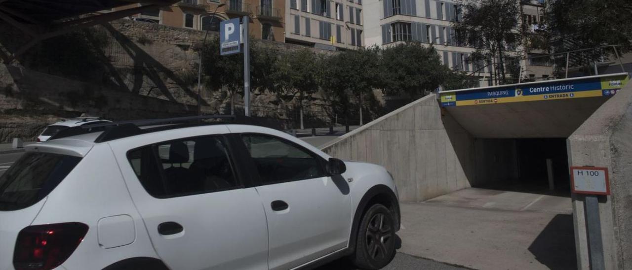 Imatge d’un vehicle accedit a l’aparcament Centre Històric, a la Via de Sant Ignasi | OSCAR BAYONA
