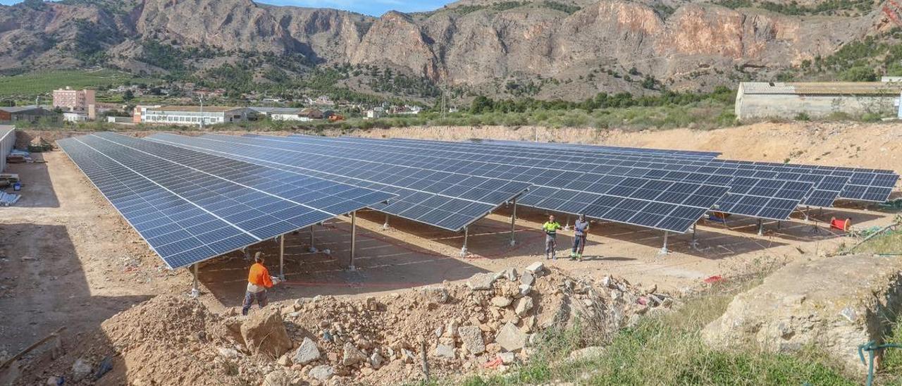 Imagen de una planta solar con cientos de paneles fotovoltaicos.