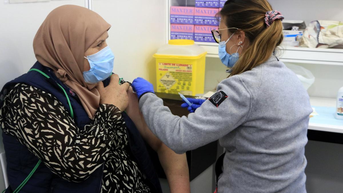 Una dona rep el vaccí de la covid-19 al punt de vacunació massiu de Fira de Barcelona. 7 de juny del 2021. (Horitzontal)
