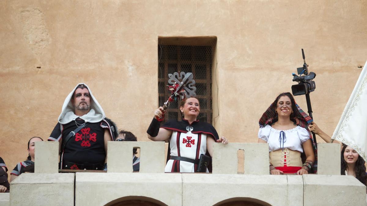 La 'trabucà' de las comparsas cristianas reconquista la Torre de Torrent