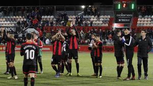 Los jugadores del Reus saludan a su afición tras empatar contra el Numancia.