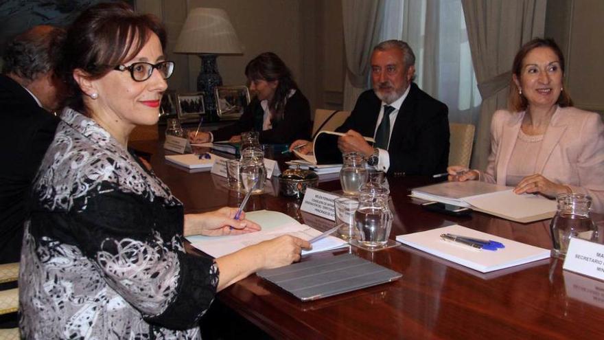 La ministra Pastor y el secretario de Estado de Infraestructuras, a la derecha, reunidos ayer con Belén Fernández.