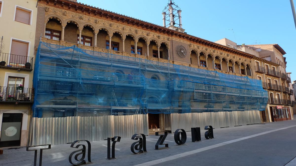 Trabajos de restauración en la fachada del Ayuntamiento de Tarazona ya iniciados.