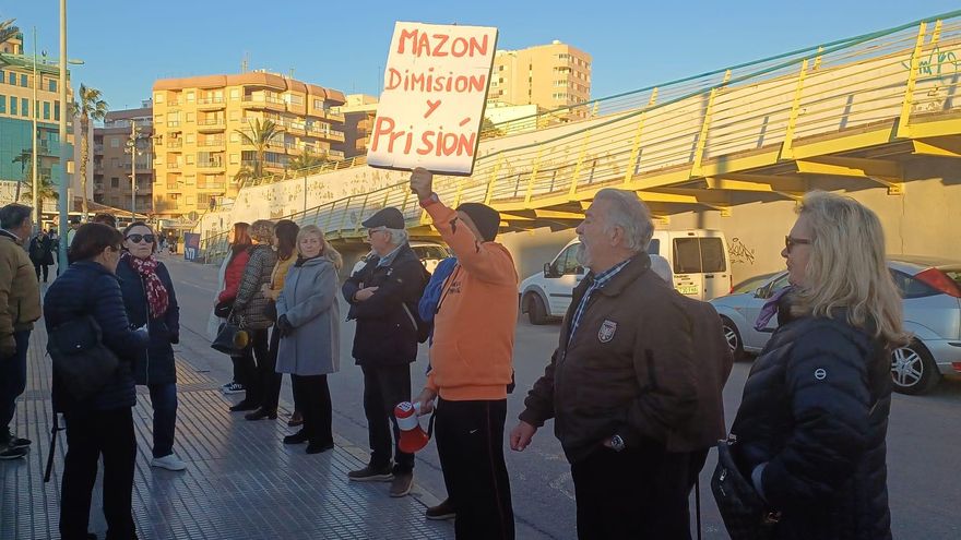Con esta protesta pedían en Torrevieja la dimisión de Carlos Mazón en su visita a las obras del puerto
