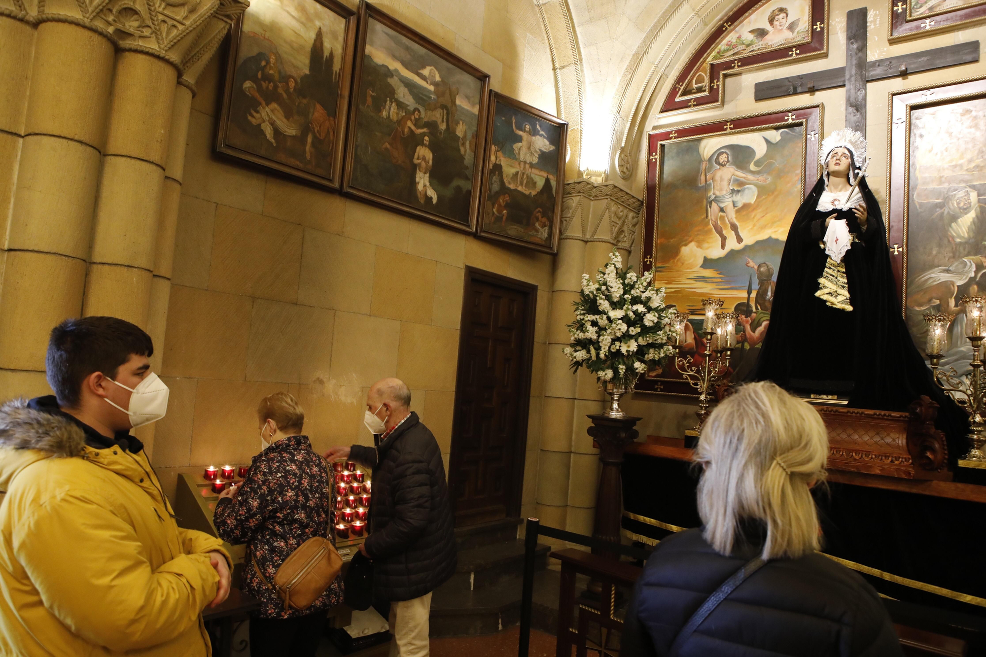 Celebración del Vía Crucis en la iglesia de San Pedro en Viernes Santo