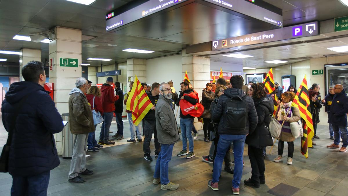 Concentración de trabajadores de Metro, Renfe y FGC para exigir mayor seguridad en el transporte público.