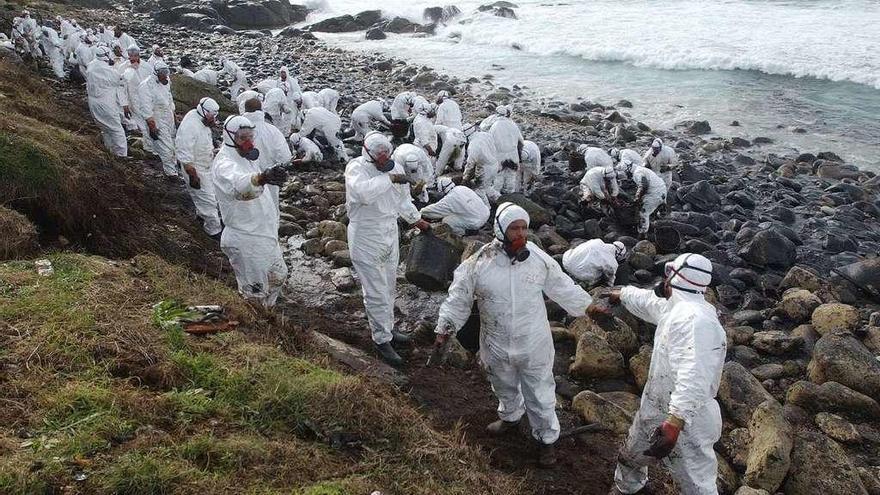 Voluntarios recogiendo chapapote en Galicia tras el hundimiento del &#039;Prestige&#039;.