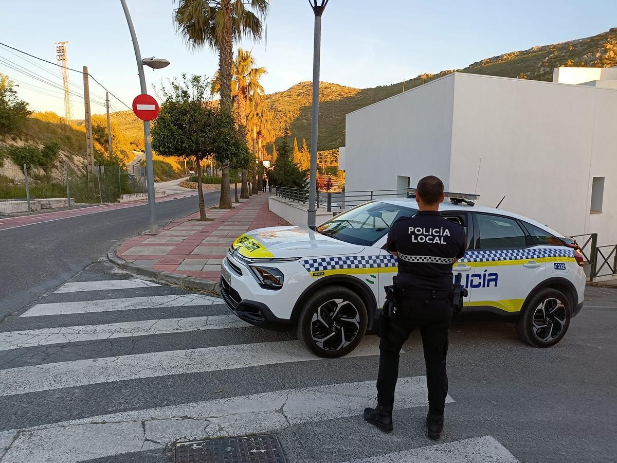 Imagen de un agente de la Policía Local en Doña Mencía.