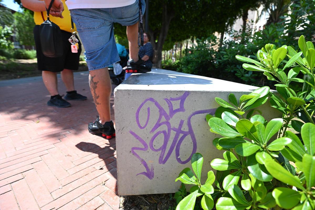 Un banco con pintadas en el Paseo de Germanías