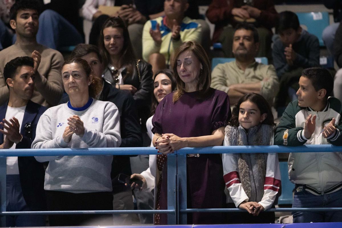 Imágenes de la madre de Carolina Marín, Toñi Martín durante el homenaje realizado a la deportista onubense, tras anunciar su retiro del bádminton. El homenaje ha tenido lugar en la previa a la celebración de la final del Campeonato Europeo de Bádminton en el Palacio de Deportes Carolina Marín (Huelva). En Huelva, a 12 de abril de 2026. Carolina Marín anunció oficialmente su retirada del bádminton profesional el 26 de marzo de 2026. A sus 32 años, la campeona olímpica y tres veces campeona mundial puso fin a su carrera debido a las secuelas de la grave lesión de rodilla sufrida durante los Juegos Olímpicos de París 2024, de la cual no logró recuperarse plenamente para la alta competición. 12 ABRIL 2026 Clara Carrasco / Europa Press 12/04/2026. Toñi Martín;Clara Carrasco