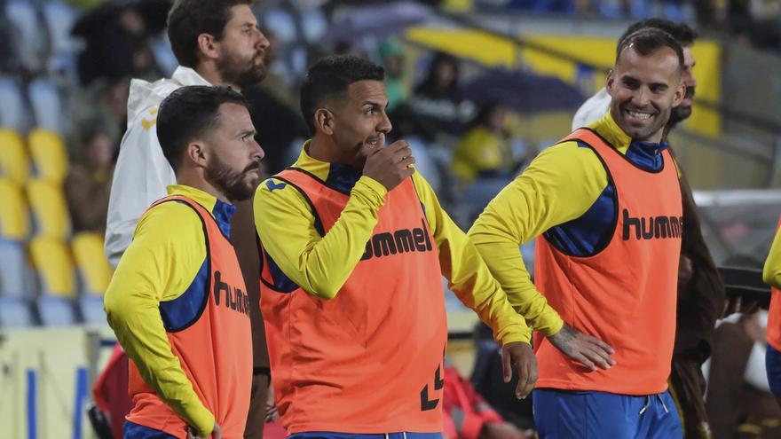 Jonathan Viera sonríe en su conversación con Kirian Rodríguez, en presencia de Jesé Rodríguez y el preparador físico del primer plantel, Marc Giménez.    | PÉREZ CURBELO