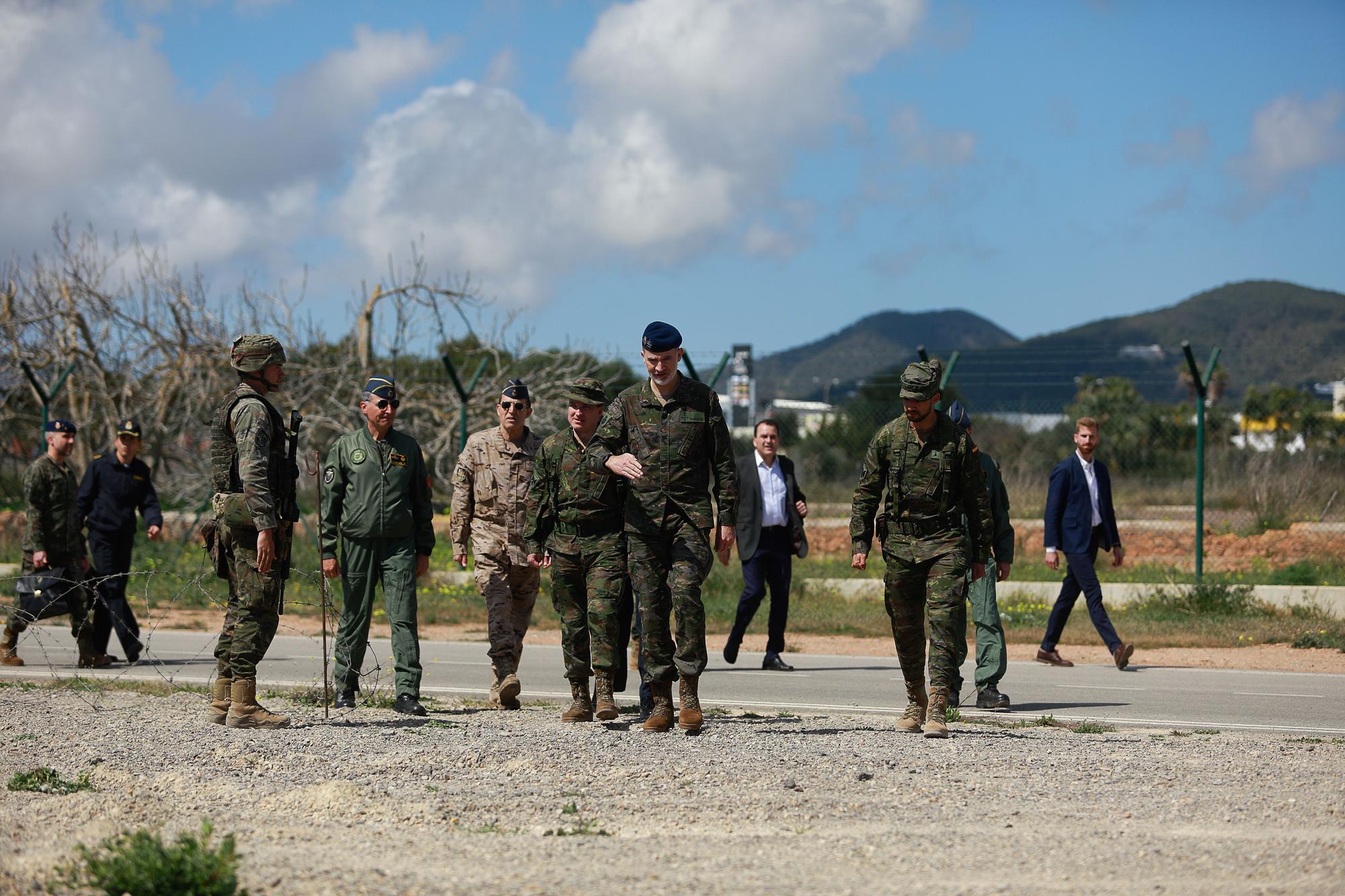 Mira aquí todas las fotos de la visita del Rey Felipe VI a las maniobras militares de Ibiza