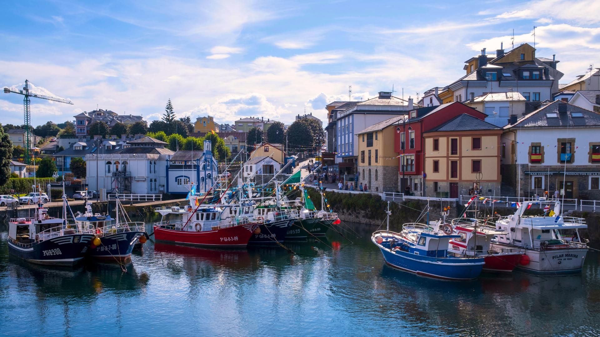 El puerto de Vega, con sus embaracaciones amarradas tras un día de pesca tradicional.