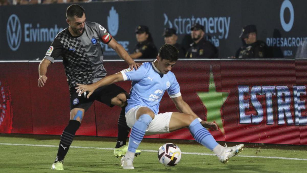 Zé Carlos intenta proteger un balón ante el visitante Rioja. | J.A.RIERA