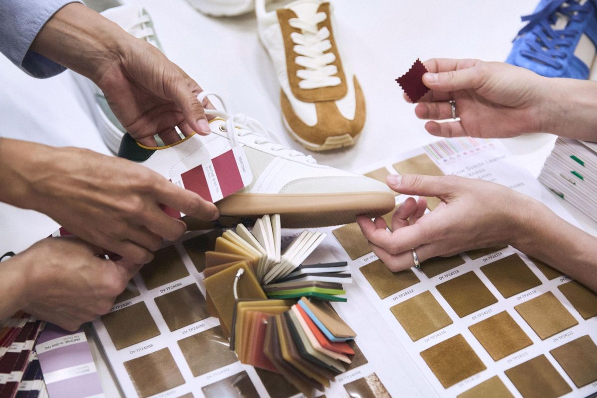 Los diseñadores de Tempe prueban materiales y colores en un modelo.