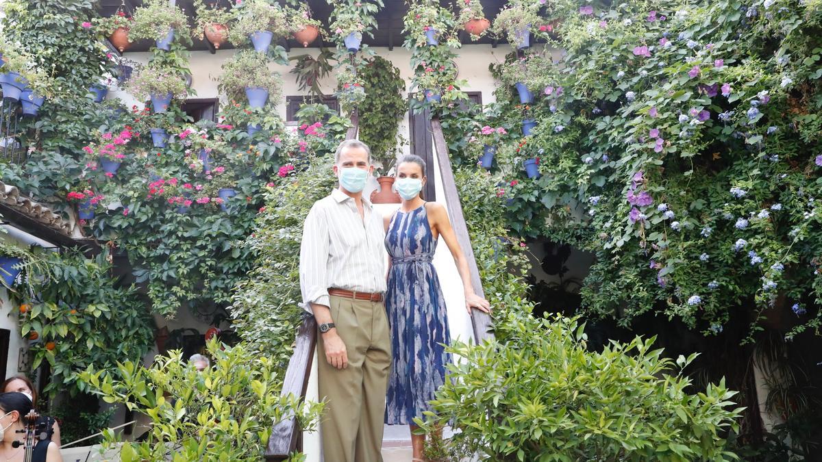 Los Reyes de España, Felipe VI y Doña Letizia, en una visita a los patios de Córdoba el año pasado.