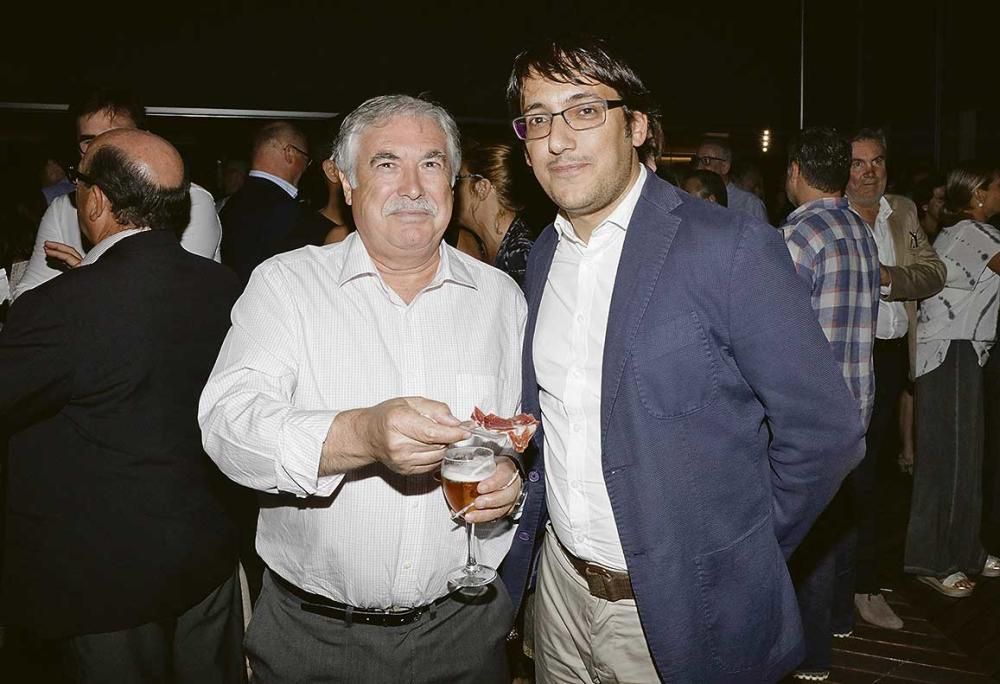 El secretario general de UGT en las islas, Alejandro Texías, charló con el conseller de Trabajo, Iago Negueruela.