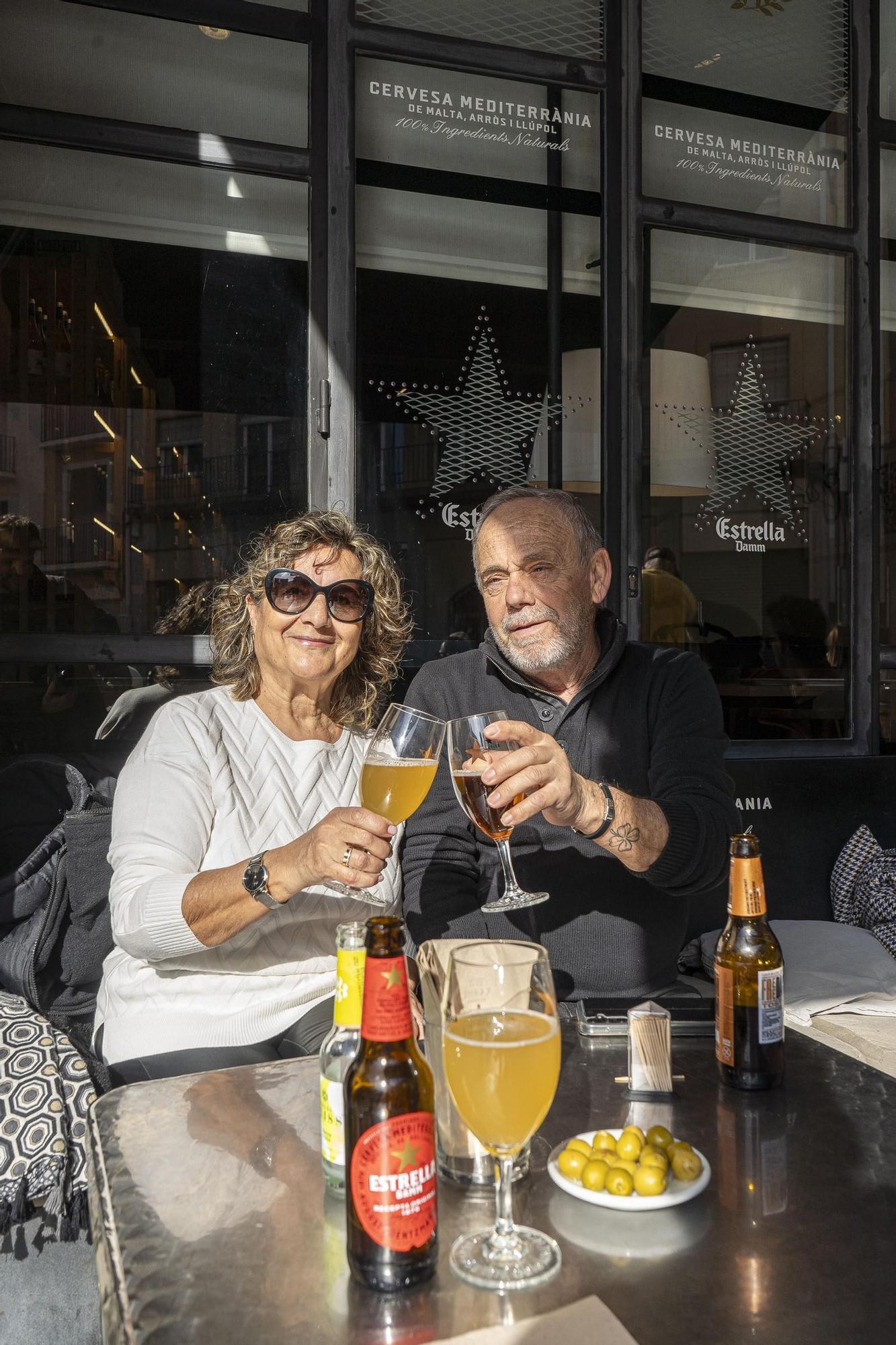 Terrasses plenes al Bages al gener, i en màniga curta