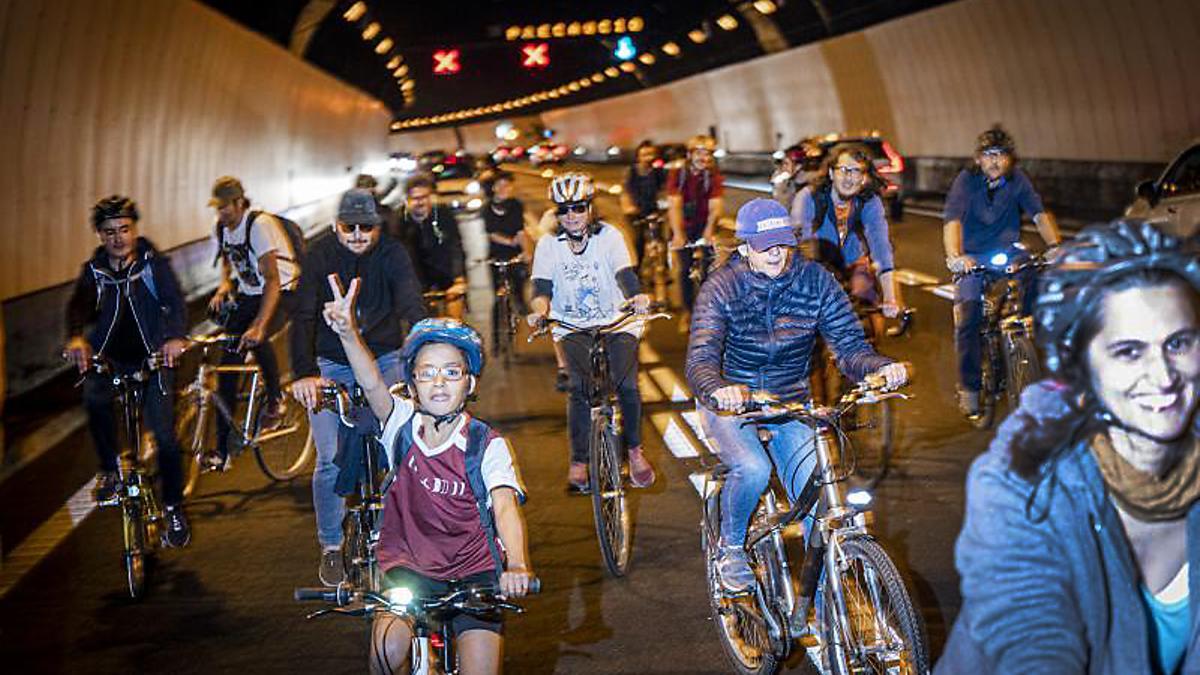 Protesta de Bikevidrera en 2022, con las bicis en el túnel de Vallvidrera