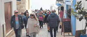 Un grupo de personas jubiladas recorre las calles del casco histórico de Peñíscola.