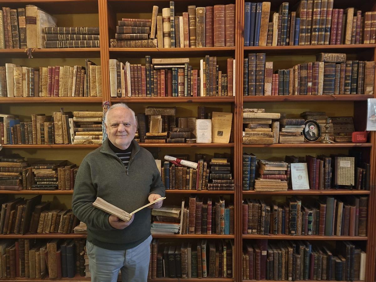 El bibliófilo Rafael Solaz ante su biblioteca personal, que ha sido adquirida por la Generalitat.