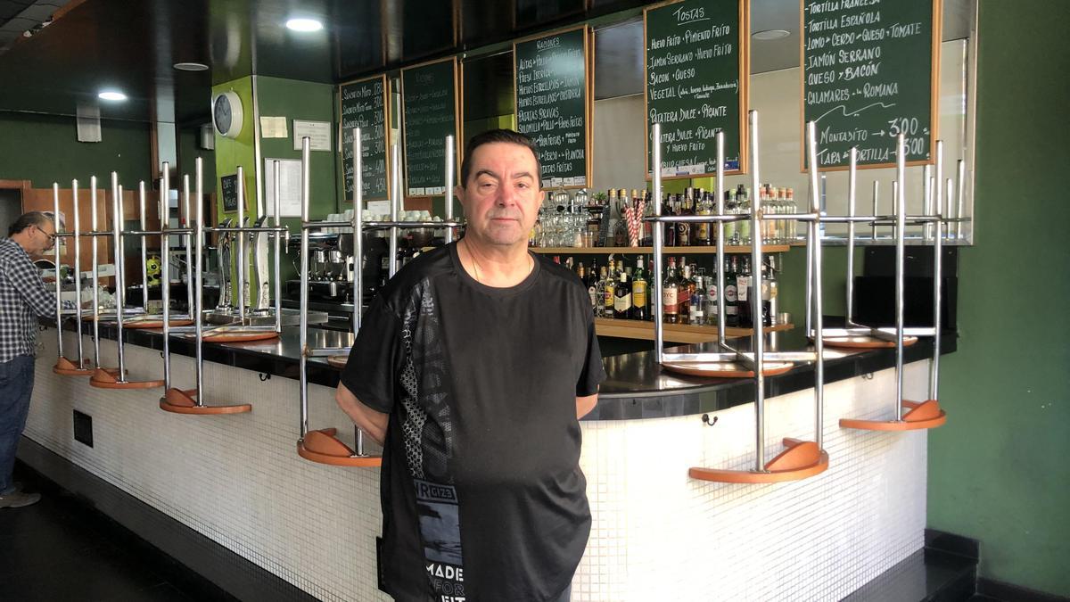 José Ángel Ramajo Salas, esta mañana en el Bar Cauria, de Gil Cordero.