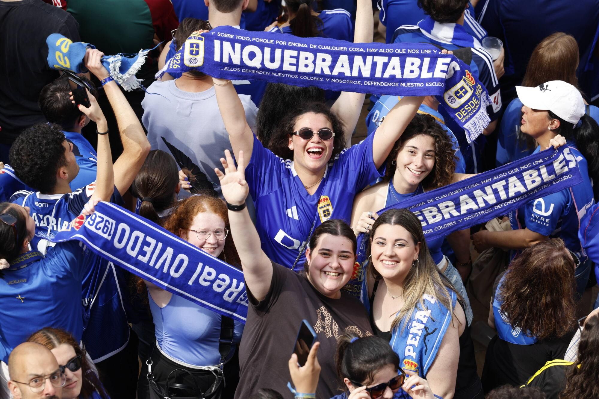 Locura azul en las calles de Oviedo para celebrar el ascenso del equipo a Primera División