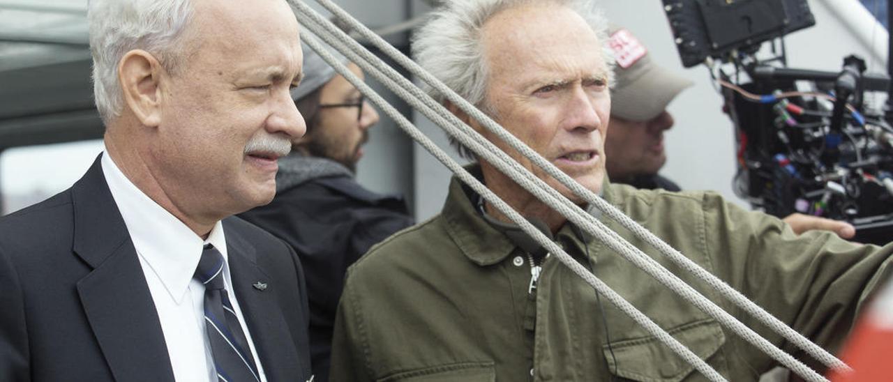 Clint Eastwood (iz.) y Tom Hanks, en el rodaje de &quot;Sully&quot;. // Warner Bros