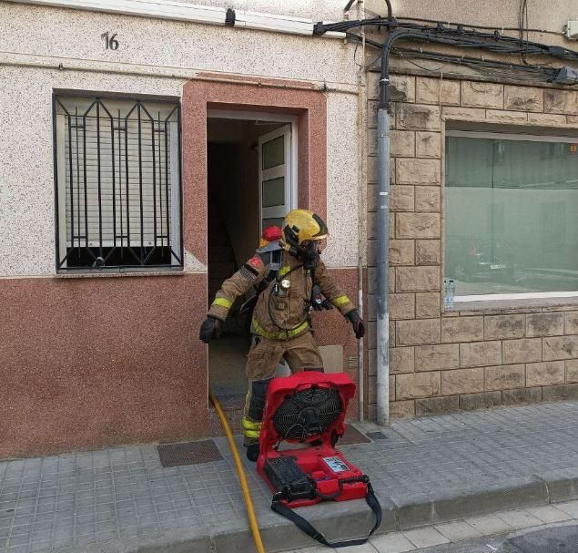 Un efectiu dels Bombers treballa en l'extinció de l'incendi d'un habitatge a Vilanova del Camí