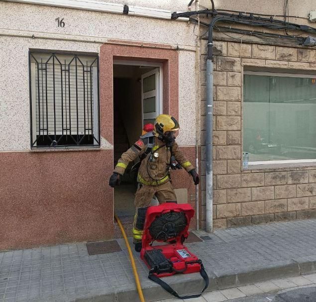 Un efectiu dels Bombers treballa en l&#039;extinció de l&#039;incendi d&#039;un habitatge a Vilanova del Camí