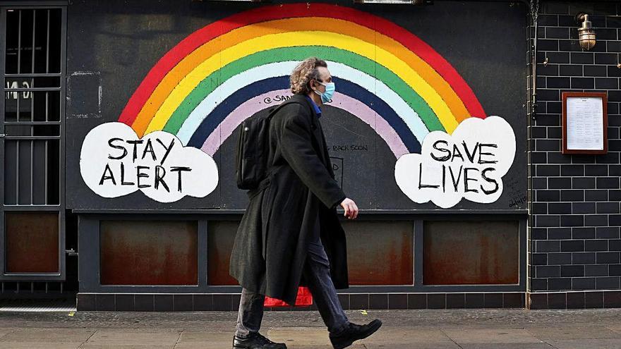 Un mural recorda a Londres que cal anar alerta amb el virus.