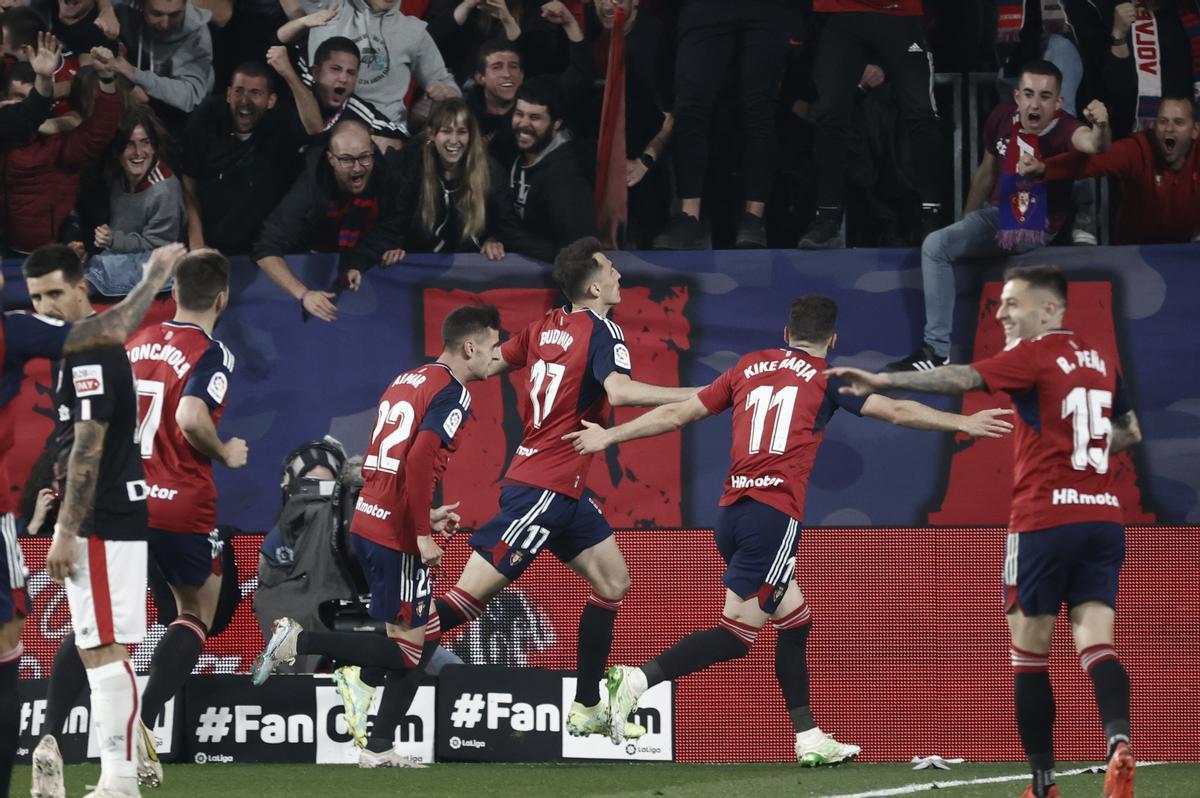 Futbolistas de Osasuna celebran un gol en la temporada 2022-23.