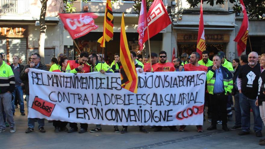 Els treballadors s&#039;han manifestat a la plaça de l&#039;Ajuntament.