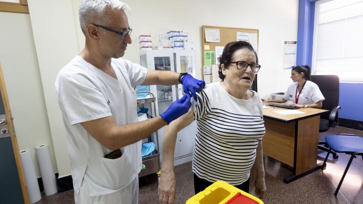 Una paciente es vacunada en un Centro de Salud de Alicante.